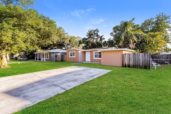 6054 SW 19th St in Miramar, FL - Building Photo - Building Photo
