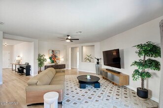 1302 E Milada Dr in Phoenix, AZ - Foto de edificio - Building Photo