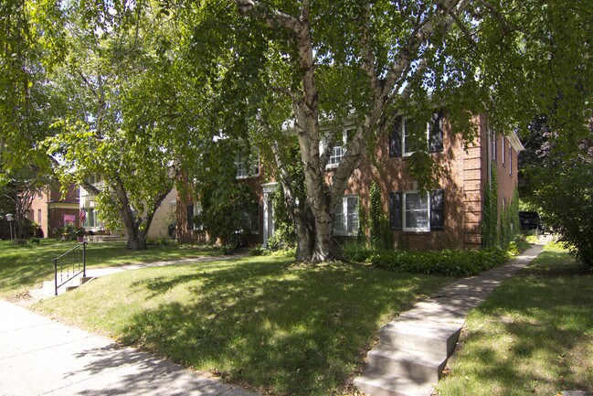 8012 West North Ave in Wauwatosa, WI - Building Photo - Building Photo