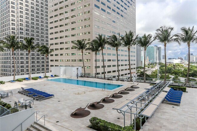325 S Biscayne Blvd in Miami, FL - Building Photo - Building Photo