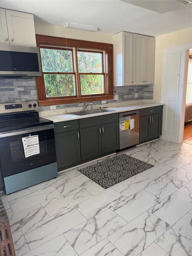 242 Deep Hole Rd in Riverhead, NY - Building Photo - Building Photo