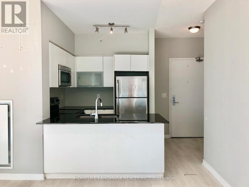 150 E Liberty St in Toronto, ON - Building Photo