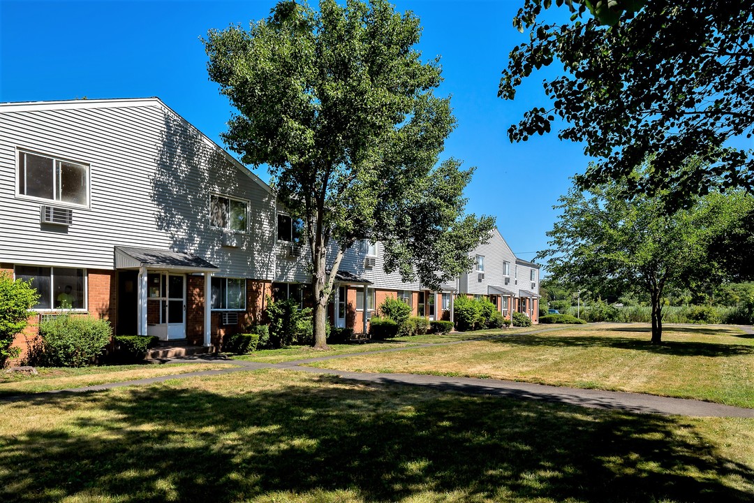 Hemingway Place in East Haven, CT - Building Photo