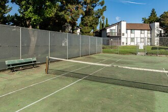 Country Club Apartments in Fairfield, CA - Foto de edificio - Building Photo