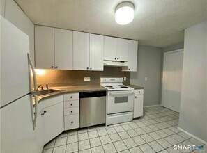 165 Towne House Rd in Hamden, CT - Building Photo - Building Photo