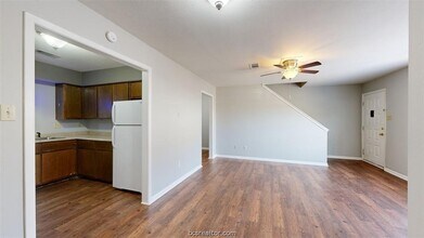 2803 Longmire Dr, Unit B in College Station, TX - Building Photo - Building Photo