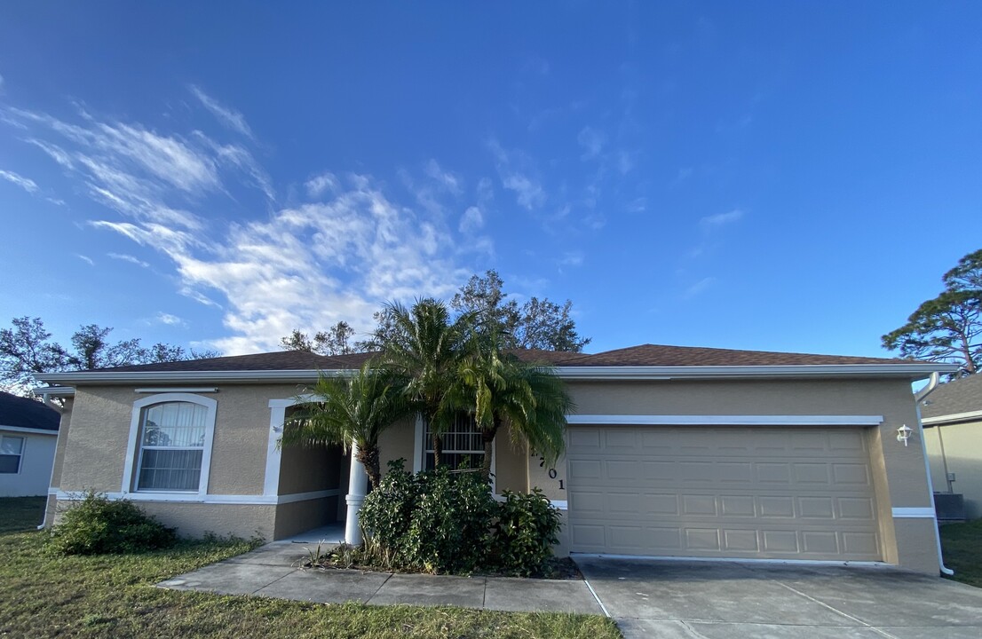 2701 Cover Ln in North Port, FL - Building Photo