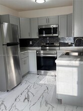 6071 SW 33rd St in Miramar, FL - Building Photo - Building Photo