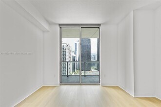 1111 SW 1st Ave, Unit 2822 in Miami, FL - Building Photo - Building Photo