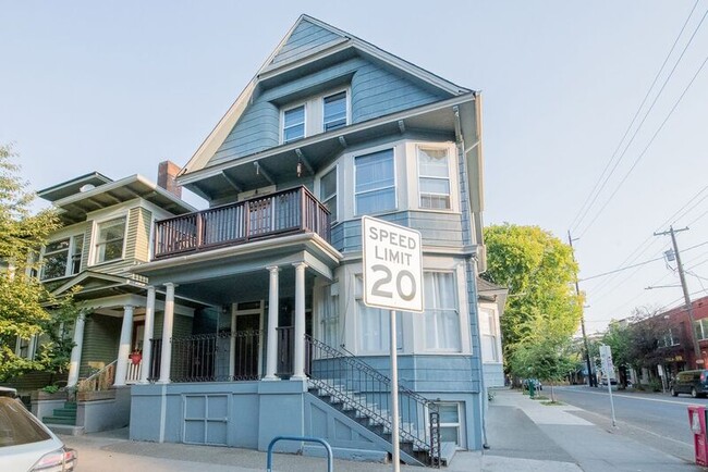 2103 NW Hoyt St in Portland, OR - Building Photo - Building Photo
