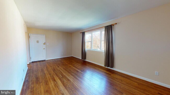 6186 Greenwood Dr-Unit -201 in Falls Church, VA - Building Photo - Building Photo