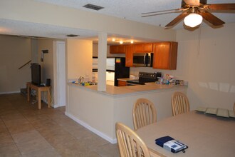 973 Whitman Dr in Sarasota, FL - Foto de edificio - Building Photo