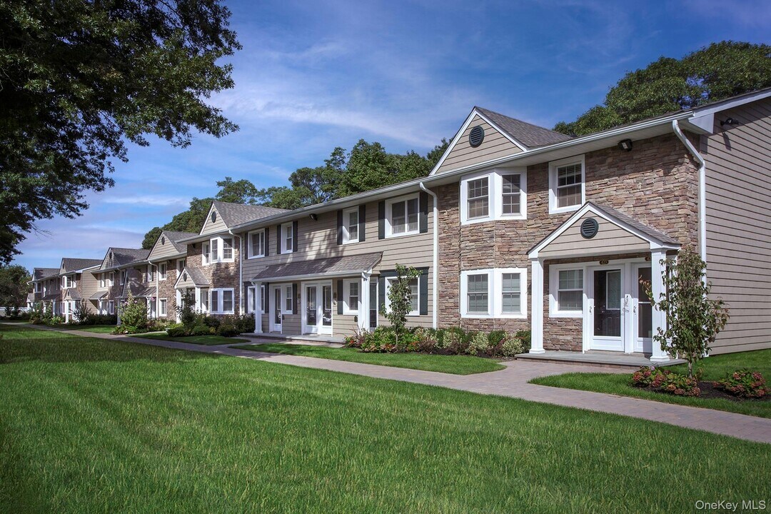 524 Tudor Ln in Middle Island, NY - Building Photo