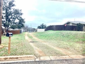 302 E Granite St in Llano, TX - Foto de edificio - Building Photo