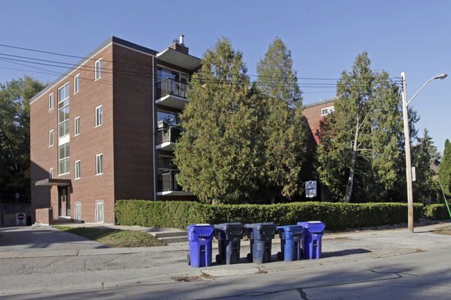 10 Kings Point Dr in Toronto, ON - Building Photo - Primary Photo