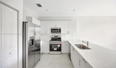 2796 SE 26th Ave in Homestead, FL - Building Photo - Building Photo