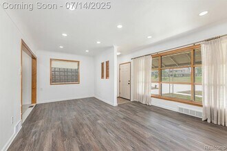 5239 E Thirteen Mile Rd in Warren, MI - Building Photo - Building Photo