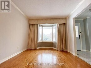 1 Teasdale Ct in Aurora, ON - Building Photo - Building Photo