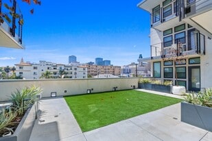 Zephyr Koreatown in Los Angeles, CA - Building Photo