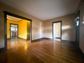 323 W Walnut Ave in Monrovia, CA - Building Photo - Building Photo