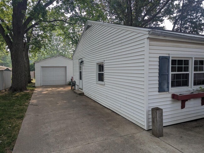 1104 S Mattis Ave in Champaign, IL - Building Photo - Building Photo