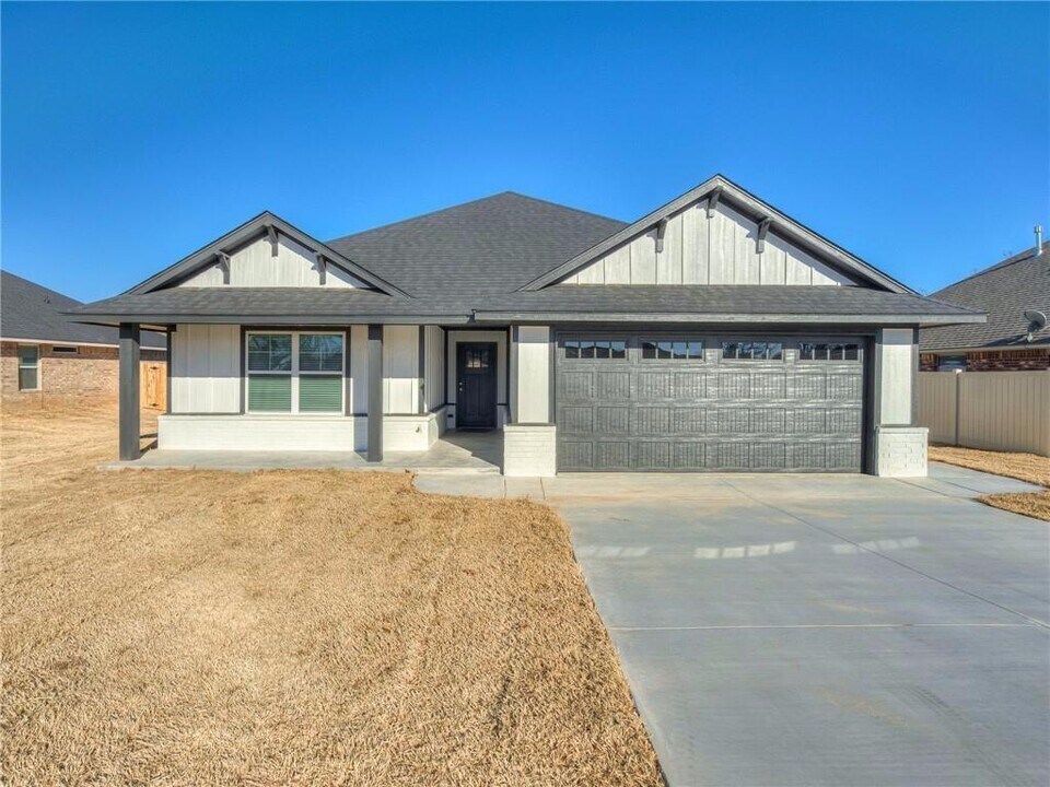 990 Tim Holt Dr in Harrah, OK - Foto de edificio