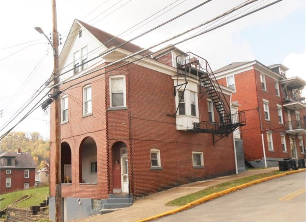 212 Highland Ave in Pitcairn, PA - Foto de edificio