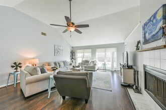 4030 Bentley Dr in Pearland, TX - Building Photo - Building Photo