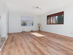 913 S Linden St in Normal, IL - Foto de edificio - Building Photo