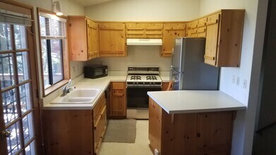 959 Coulter Pine Rd in Crestline, CA - Building Photo - Building Photo