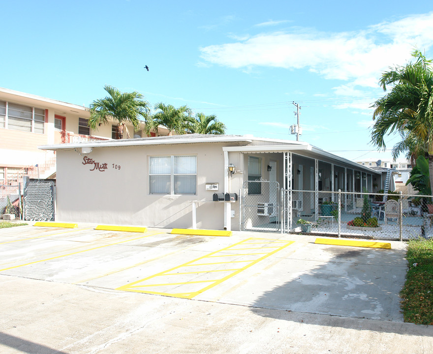 709 NE 8th St in Hallandale Beach, FL - Foto de edificio