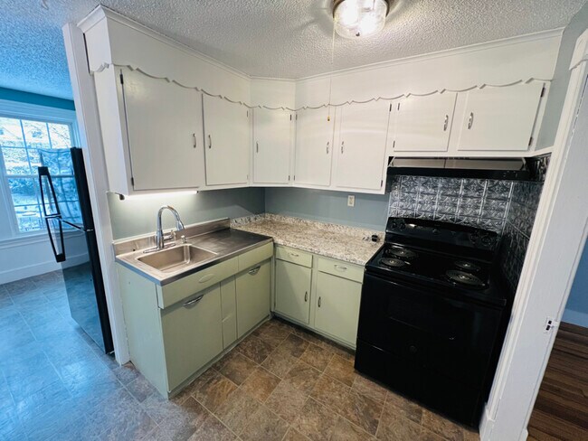 40 Hewitt St in Windham, CT - Foto de edificio - Building Photo