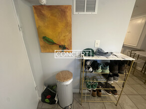 50 Wyvern St, Unit 1 in Boston, MA - Foto de edificio - Building Photo