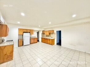 1023 Larch St in Inglewood, CA - Building Photo - Building Photo