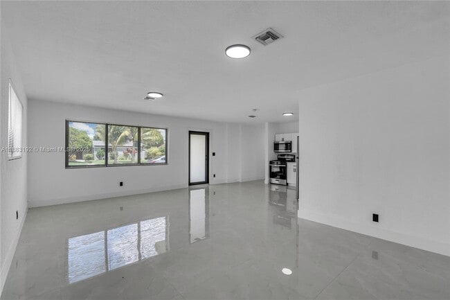 1000 NW 198th St in Miami, FL - Building Photo - Building Photo