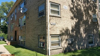 2704 E 76th St in Chicago, IL - Building Photo