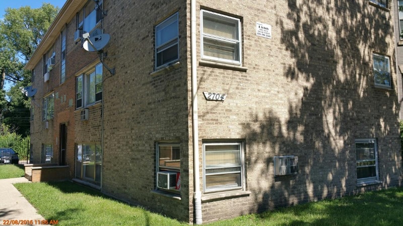 2704 E 76th St in Chicago, IL - Building Photo