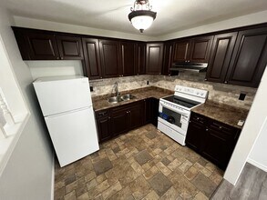 8337 E Moor Ct in Windsor, ON - Building Photo - Building Photo