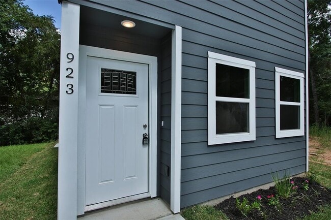 property at 923 Timberglen Ct