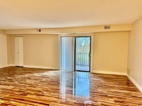 4700 N Main St, Unit 3E in Fall River, MA - Foto de edificio - Building Photo