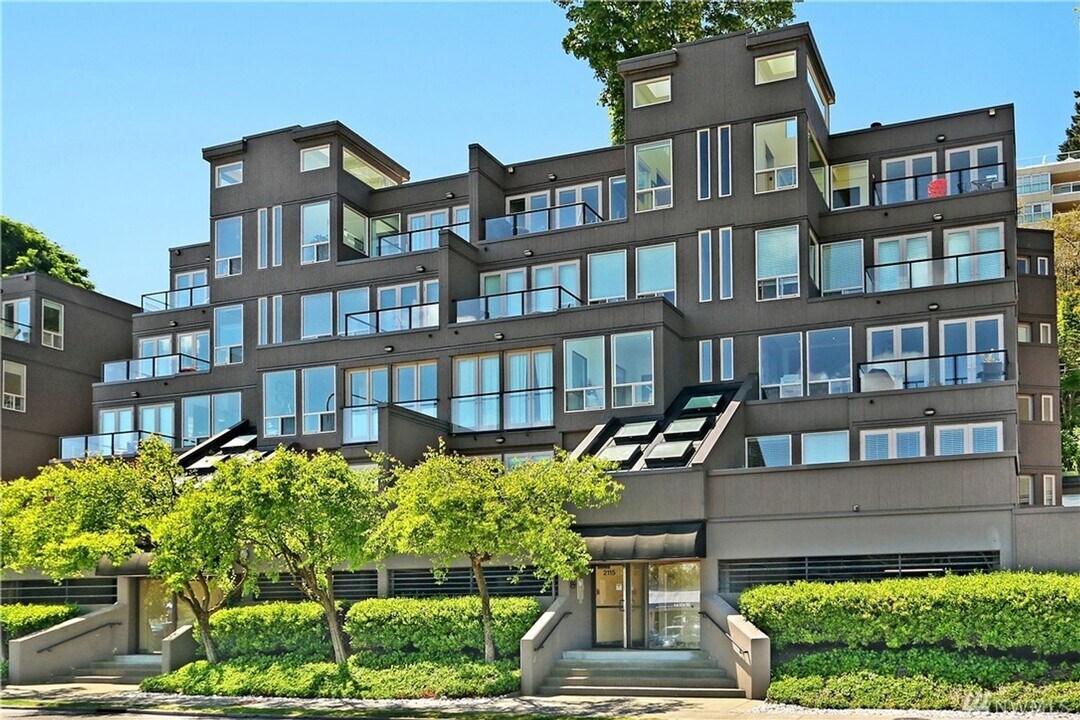 2111 Westlake Ave N in Seattle, WA - Building Photo
