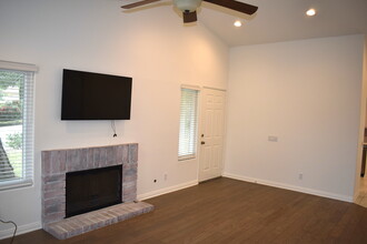 20081 Avenue of the Oaks in Santa Clarita, CA - Building Photo - Building Photo