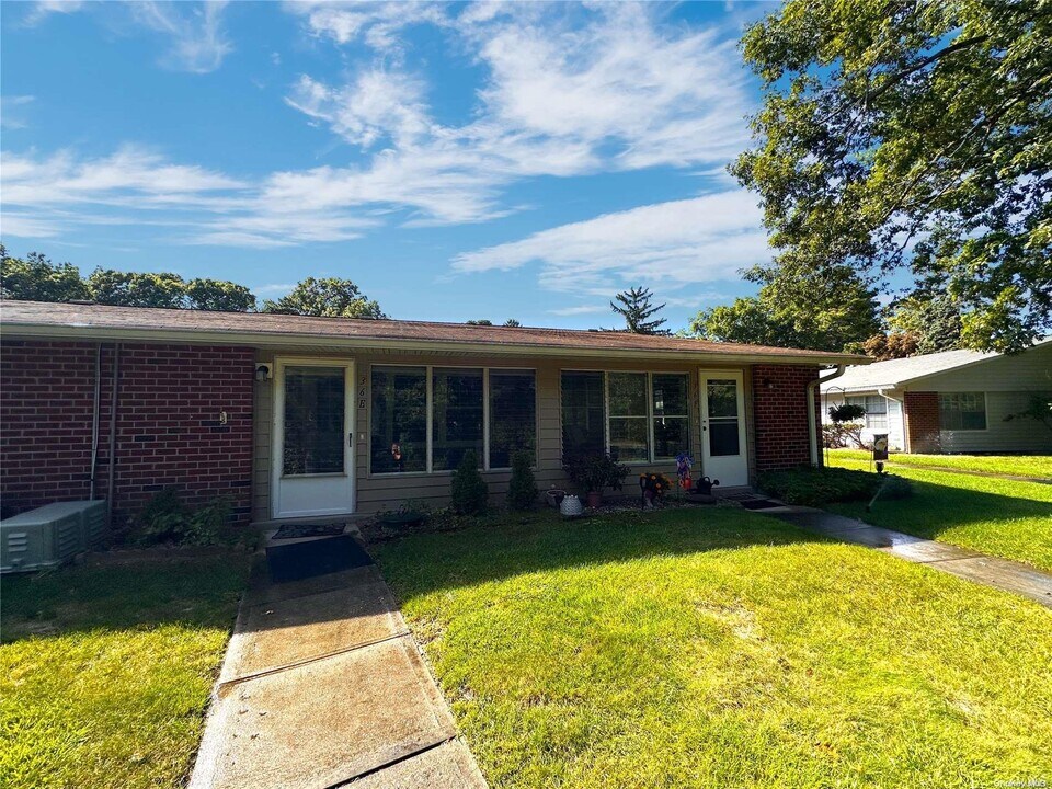 36 Trent Ct-Unit -E in Ridge, NY - Building Photo