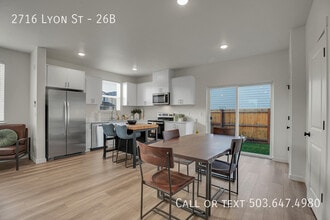 2716 SE Lyon St in Albany, OR - Building Photo - Building Photo