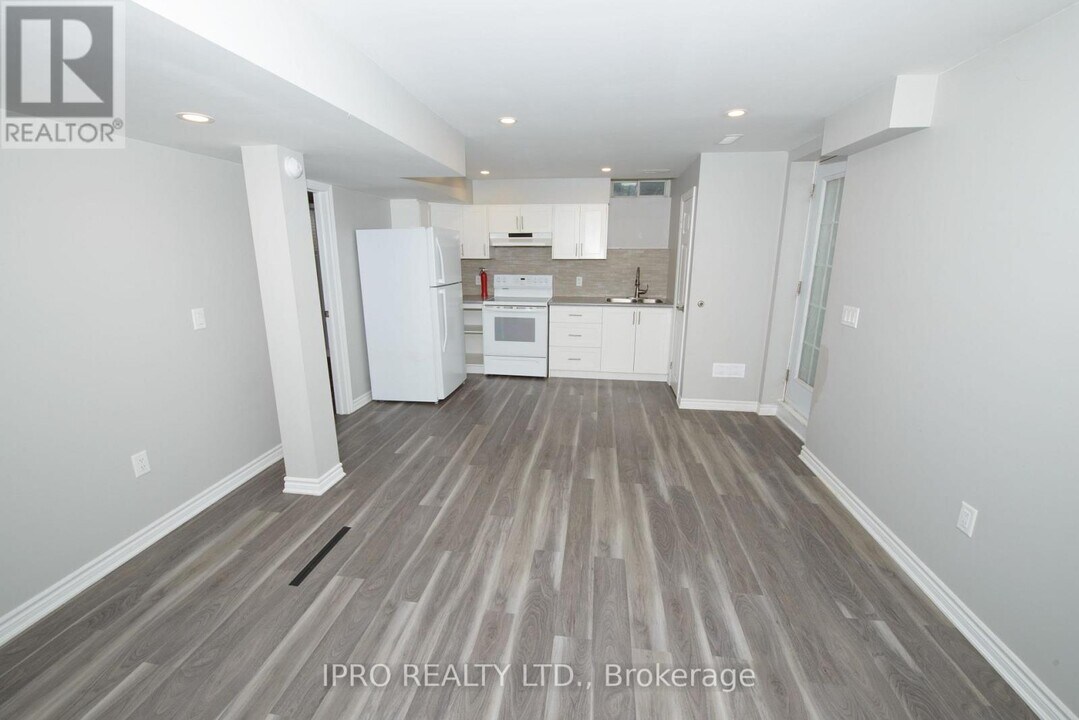 70 Pebblestone Cir in Brampton, ON - Building Photo