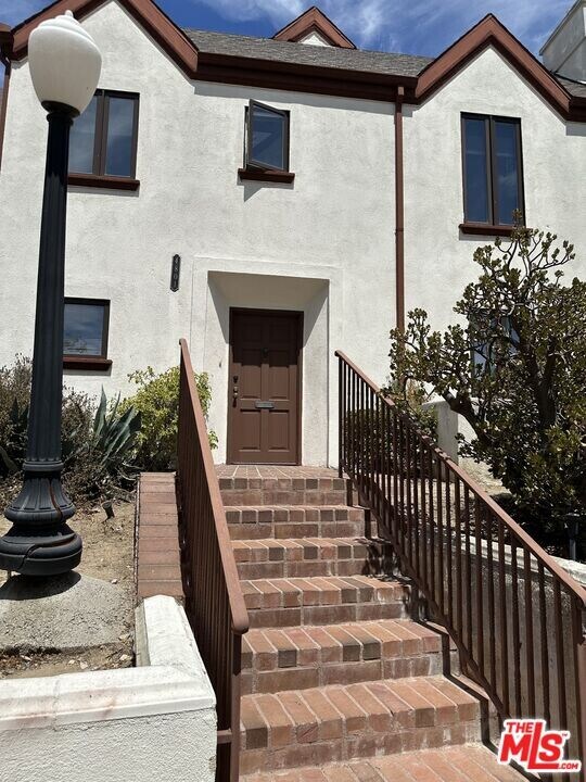 4801 W 8th St in Los Angeles, CA - Building Photo