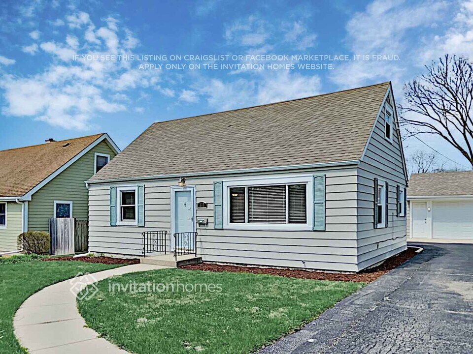 336 W Brookfield St in Lombard, IL - Building Photo