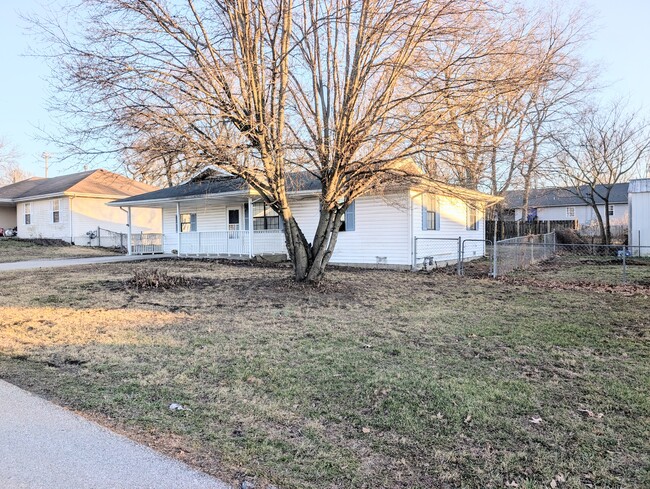 200 E Jean St in Walnut Grove, MO - Foto de edificio - Building Photo