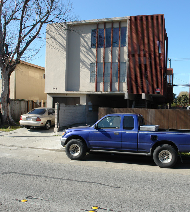 747 N Amphlett Blvd in San Mateo, CA - Building Photo