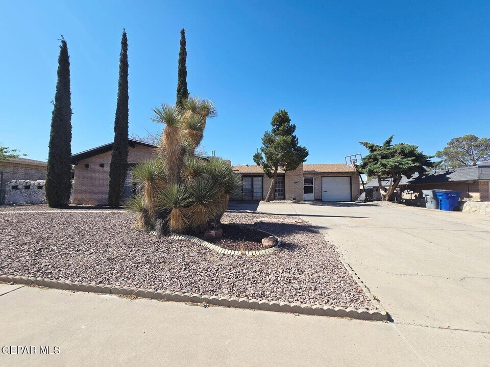 6625 Escondido Dr in El Paso, TX - Building Photo